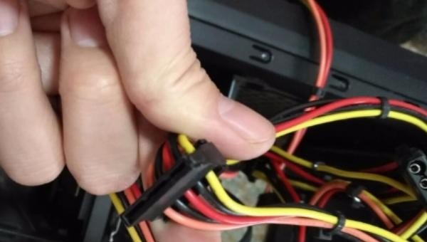 台式电脑怎么加装硬盘_台式电脑机械硬盘分型号吗