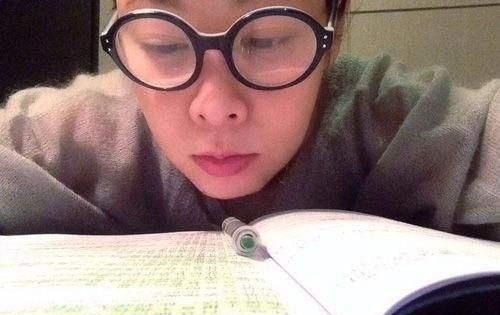娱乐圈有哪些高度近视的明星_易烊千玺是近视眼吗