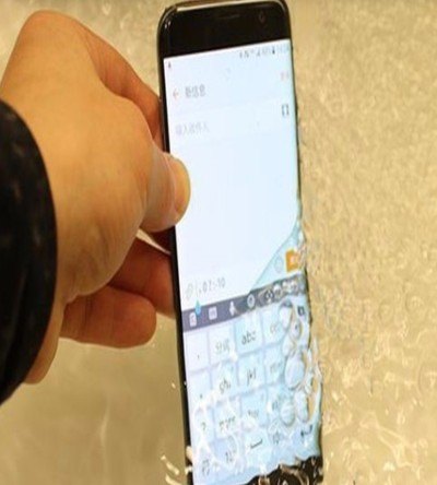 手机进水是从哪里进去的_手机进水怎么办把水震出来