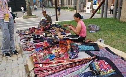 摆地摊费用标准_摆地摊卖服装可以赚钱吗