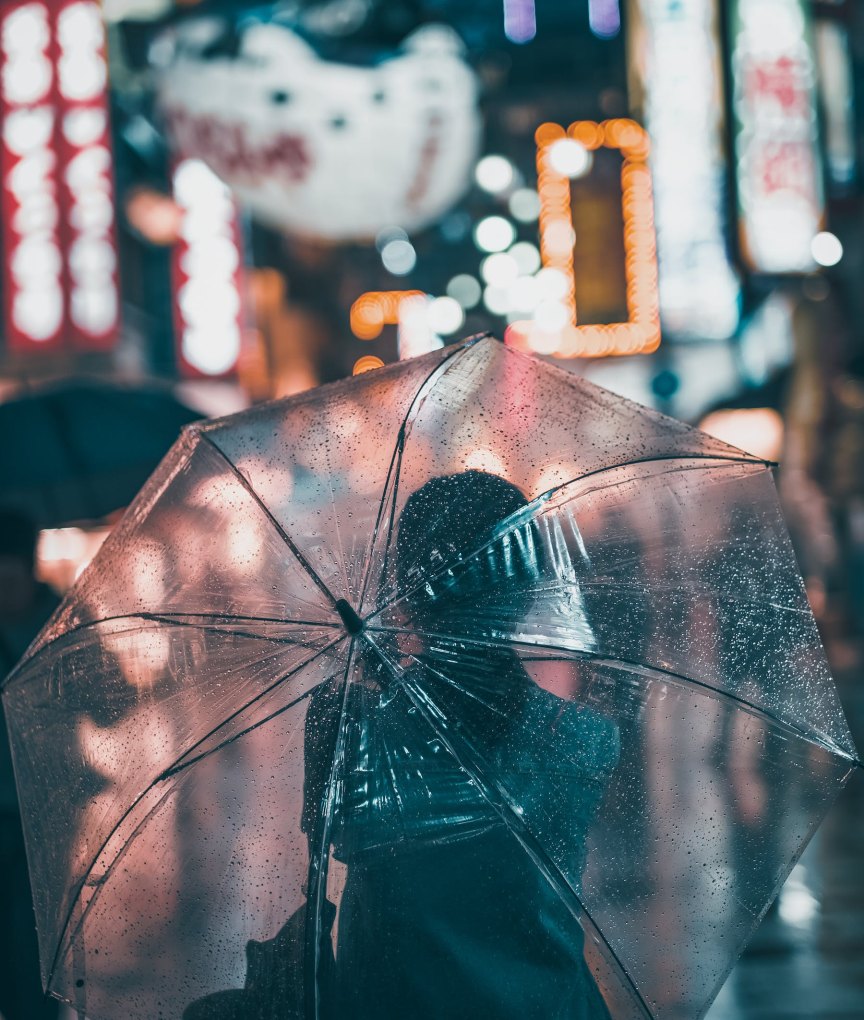 形容一个被雨淋湿的搞笑句子，关于雨的句子伤感说说