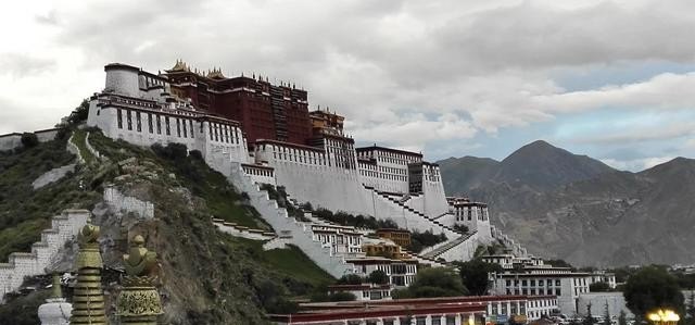如果世界是一本书，旅游就是阅读，你可以从中收获许多东西；如果（继续续写句子。）,旅游就是