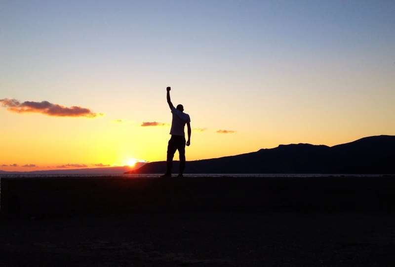 太阳下山的文案短句干净治愈_夕阳如何描写太阳落山的景象