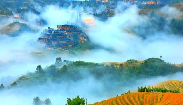 大家来聊聊10月份至11月份国内有什么好的旅游线路？谢谢,上海 旅游线路