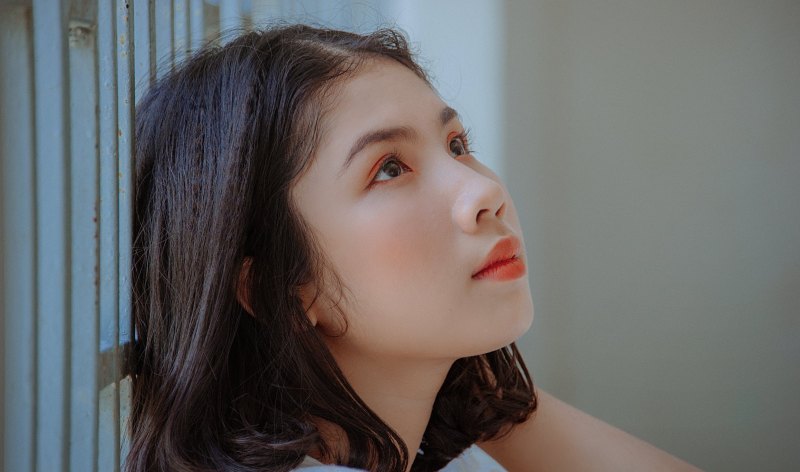女朋友和我分手一个月了，可是还是会给我发些祝福我幸福的话。她啥意思呀？我该怎么办呀_明夭我女朋友做小手术怎么安慰与祝福她呢