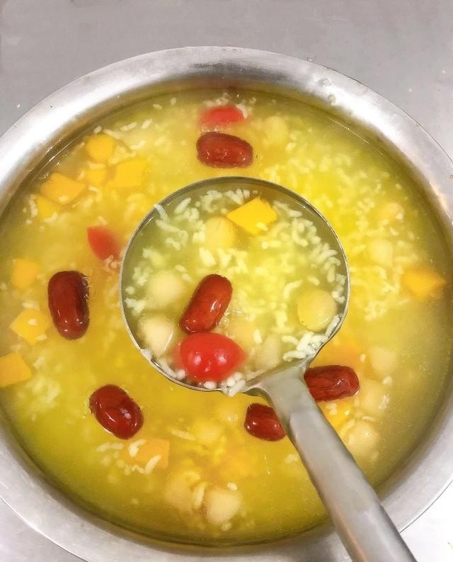 在学校门口租了个门面，卖些什么好，附近有不少文具店，想卖小吃，有什么推荐的，哪里可以搜到附近美食推荐的店铺信息呢