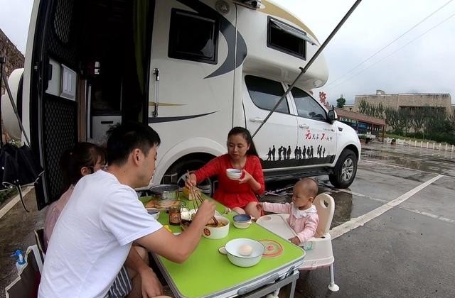 如何在旅行中认识更多的人,旅游交友