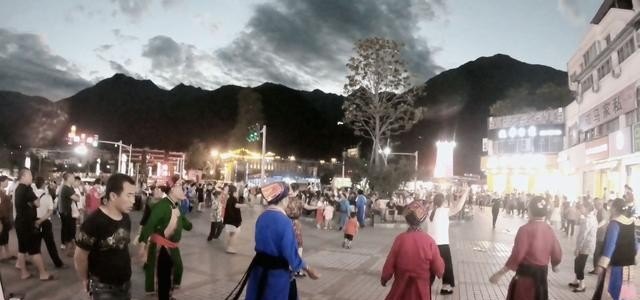 如何在旅行中认识更多的人,旅游交友