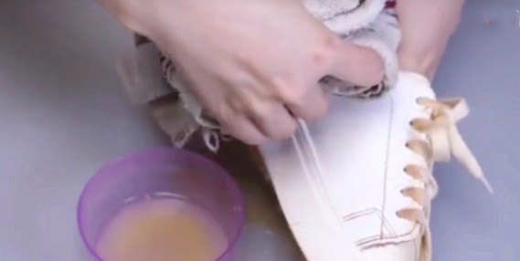 白鞋发黄怎么办最简单的方法,白鞋发黄怎么办