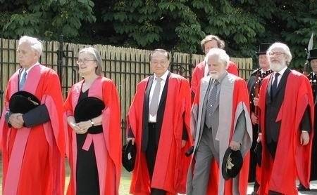 第一学历很垃圾的博士是不是很难找工作，世界历史上第一个博士