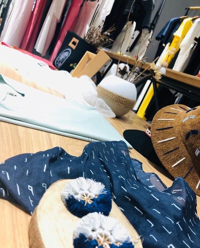 我想开一个星期八服装店，谁知道加盟费得掏多少钱啊_开一个60平方米的服装店，前期需要投入多少钱