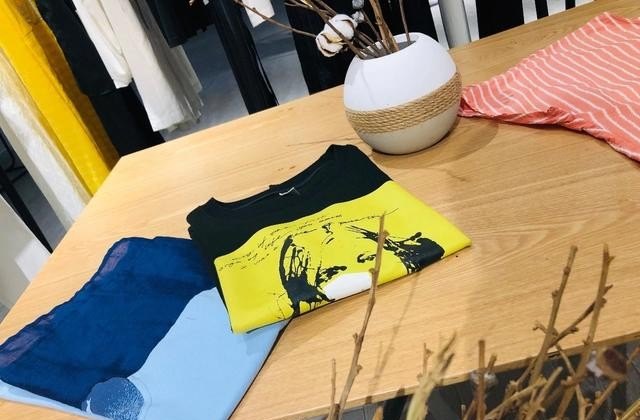 我想开一个星期八服装店，谁知道加盟费得掏多少钱啊_开一个60平方米的服装店，前期需要投入多少钱