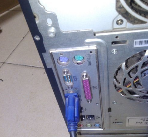 电脑供电线怎么插_电脑怎么组装插线