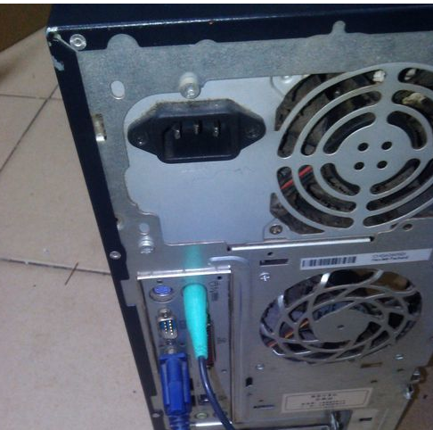 电脑供电线怎么插_电脑怎么组装插线