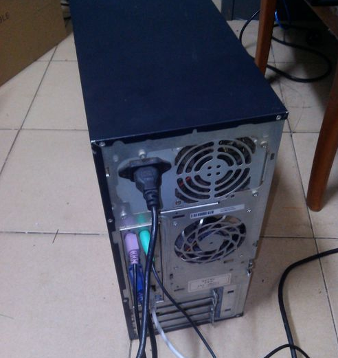 电脑供电线怎么插_电脑怎么组装插线