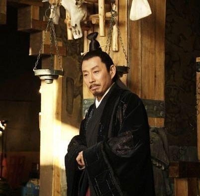 被小人背后捅刀了怎么回击,隐忍反杀历史人物