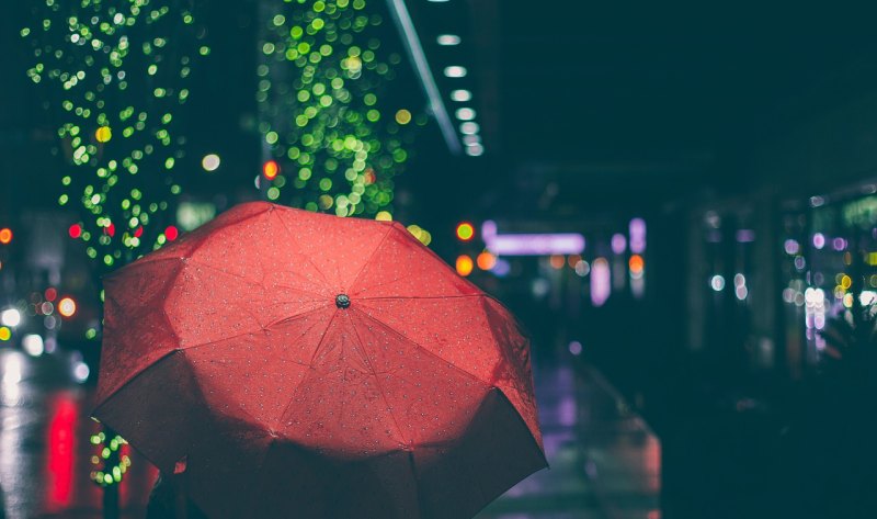 被突如其来的暴雨淋湿的心情说说_下雨天最适合的心情说说