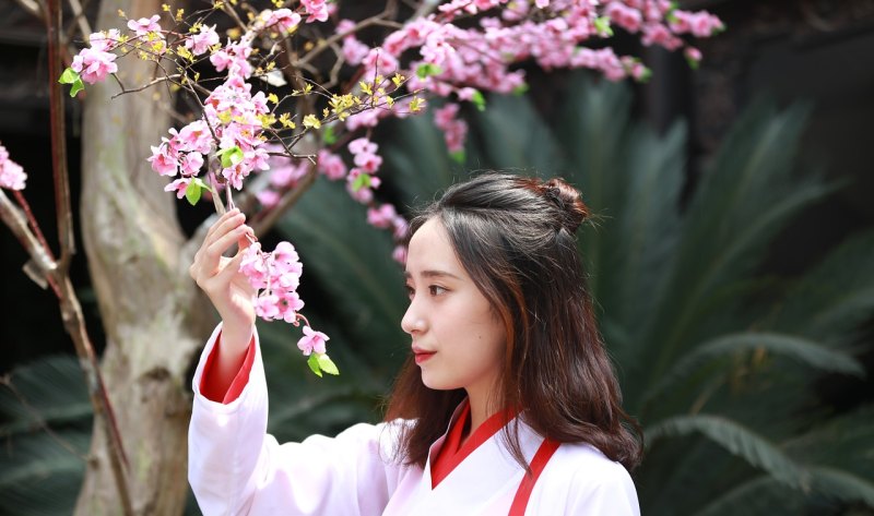朋友评上职称了，怎样对他说表示祝贺的话_愿好事成双成对的句子