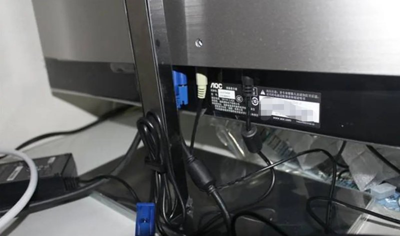 电脑开机灯一直闪烁开不了机_主机亮了显示器黑屏怎么重启