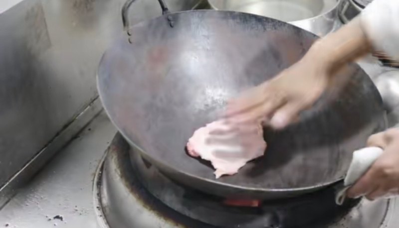 铁锅粘锅用什么方法能恢复_铁锅粘锅要怎么处理才让它不粘锅