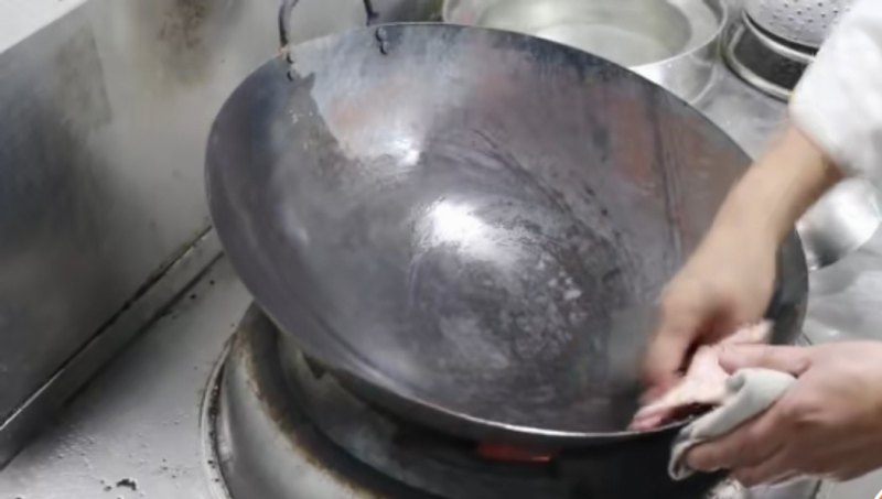 铁锅粘锅用什么方法能恢复_铁锅粘锅要怎么处理才让它不粘锅