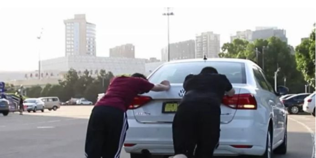 汽车电瓶亏电了怎么办 教你最正确的修复方法_汽车电瓶没电了教你一招