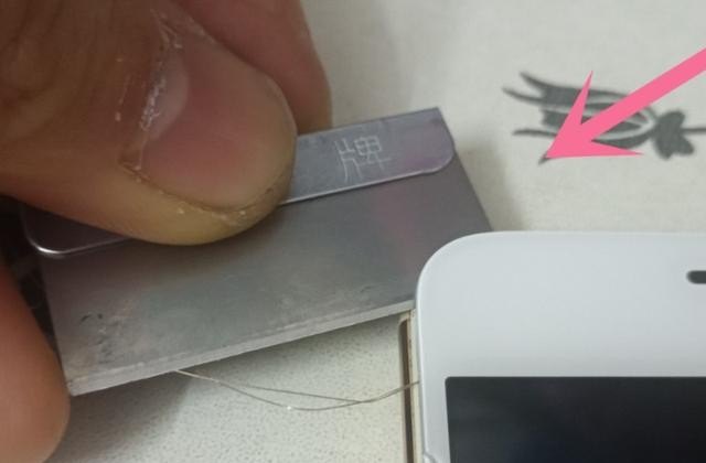 怎么拆手机后盖_华为手机怎么拆开