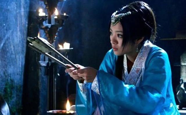 脚板底脱皮怎么治疗_脚底脱皮 还痒是怎么回事？要怎么治