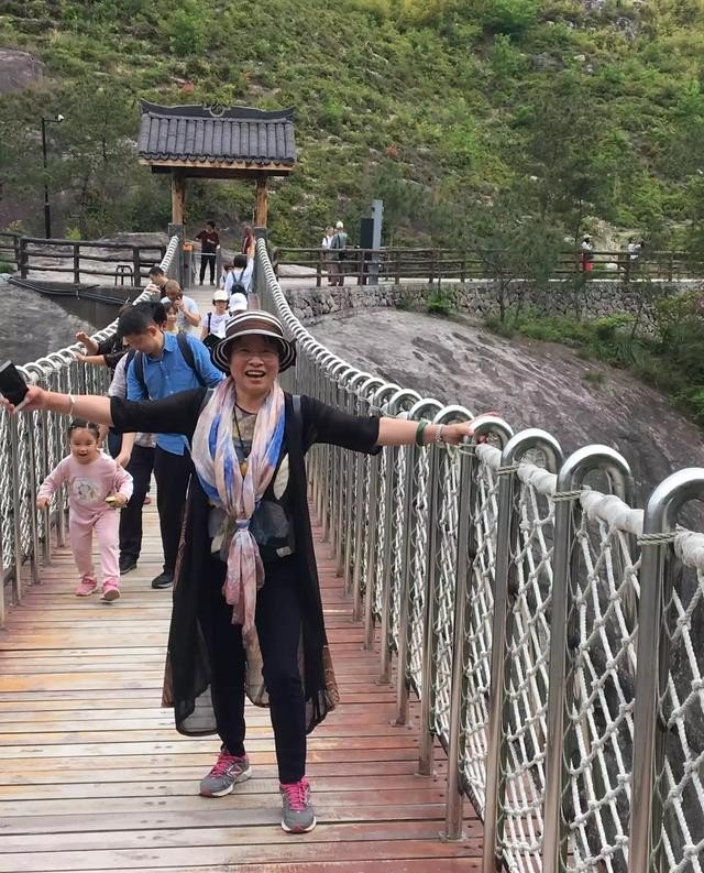 6月塞罕坝旅游带什么衣服，旅游衫