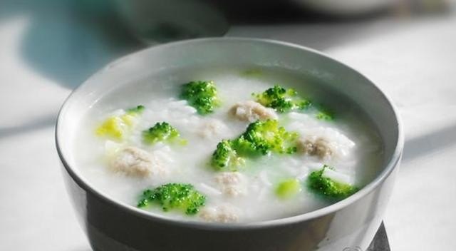 口腔溃疡结痂为什么是黑色的呢_狗狗上牙膛溃疡什么样的，狗狗嘴溃疡什么样子
