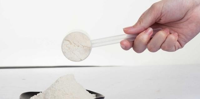 口腔溃疡结痂为什么是黑色的呢_狗狗上牙膛溃疡什么样的，狗狗嘴溃疡什么样子