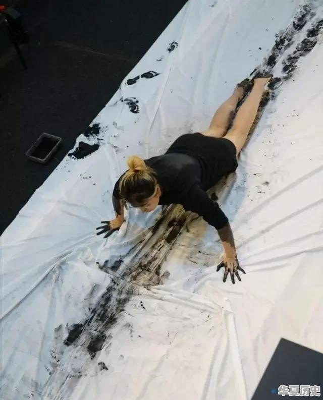 如何看待90后美女蒋涵萱的人体书法，这真的是艺术吗 - 华夏历史