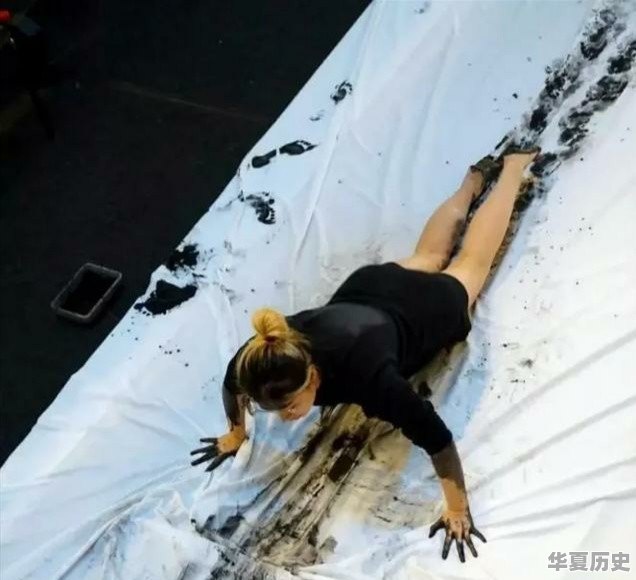 如何看待90后美女蒋涵萱的人体书法，这真的是艺术吗 - 华夏历史