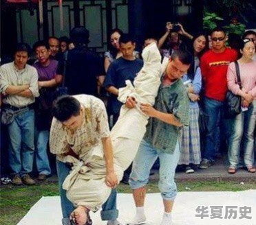 如何看待90后美女蒋涵萱的人体书法，这真的是艺术吗 - 华夏历史