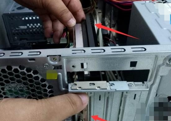 机箱显卡挡板怎么拆