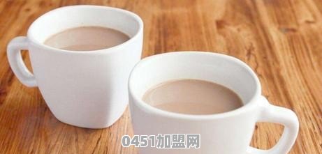 小本冷饮奶茶店创业，加盟品牌店好还是参加实体店培训学奶茶技术好