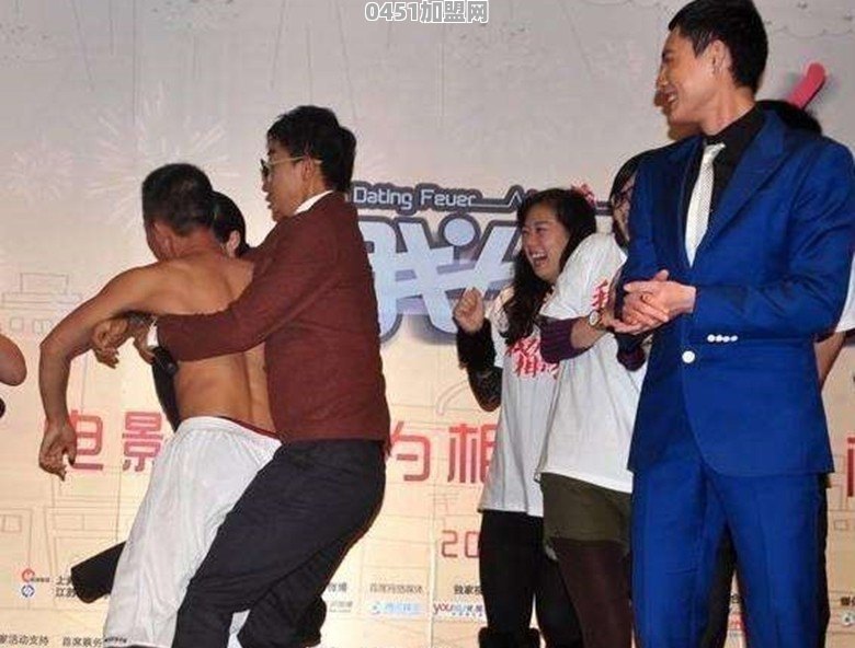 明星在参加活动或被采访时，发生过哪些尴尬或搞笑的事