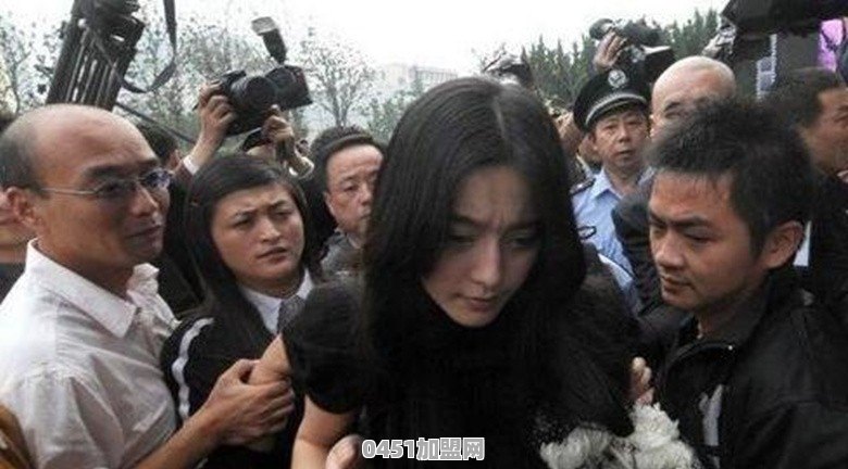 明星在参加活动或被采访时，发生过哪些尴尬或搞笑的事