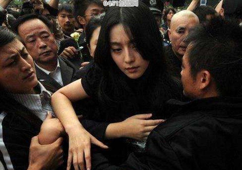 明星在参加活动或被采访时，发生过哪些尴尬或搞笑的事