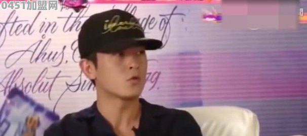 明星在参加活动或被采访时，发生过哪些尴尬或搞笑的事