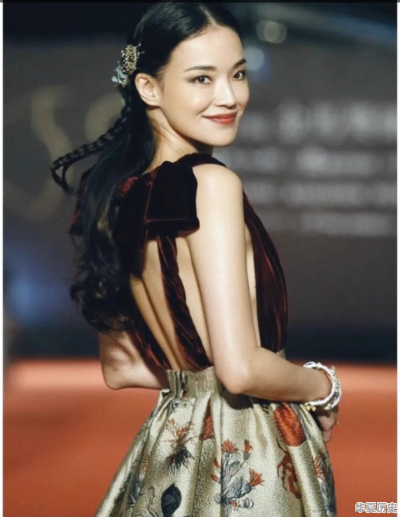 为什么三里屯有些端着高端相机和大长焦的人在那里拍照 - 华夏历史