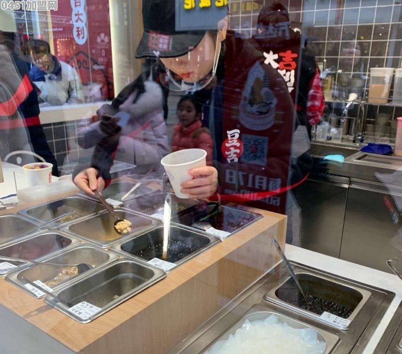 本人想开一家奶茶饮品店，需要多少启动资金，地点沈阳市