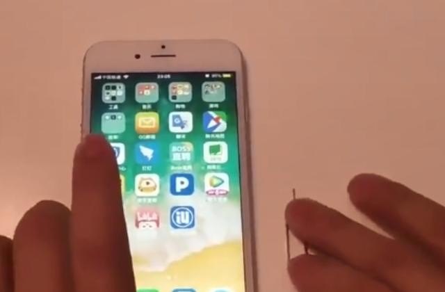 苹果13装卡的正确方法