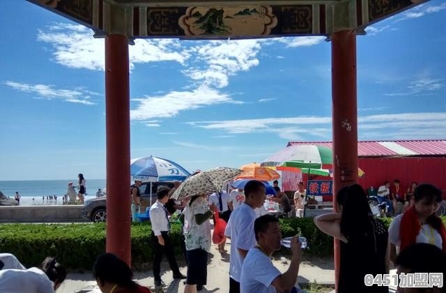 如果一个月能省下1500元，到今年七月份能两个人去新加坡吗