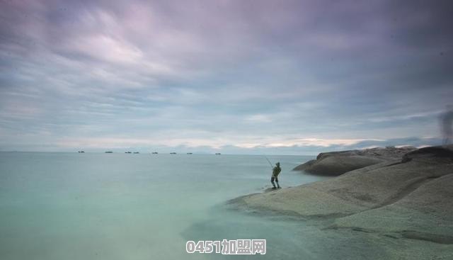 如果一个月能省下1500元，到今年七月份能两个人去新加坡吗