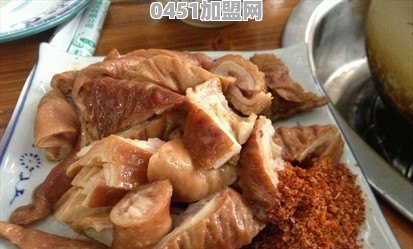 想在农村办个100只的养鸡场，大约需要投资多少钱