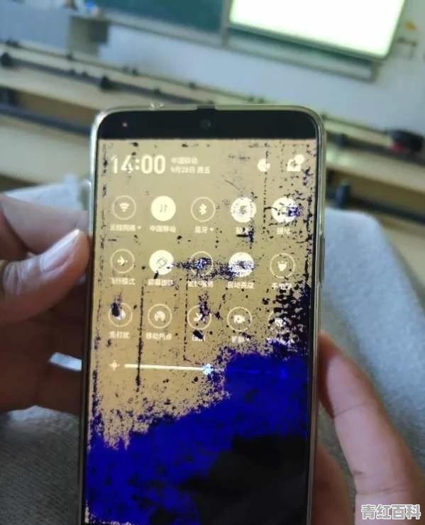 我手机突然出现这么一个图案，就这个蓝黑色，求大家看看，怎么回事