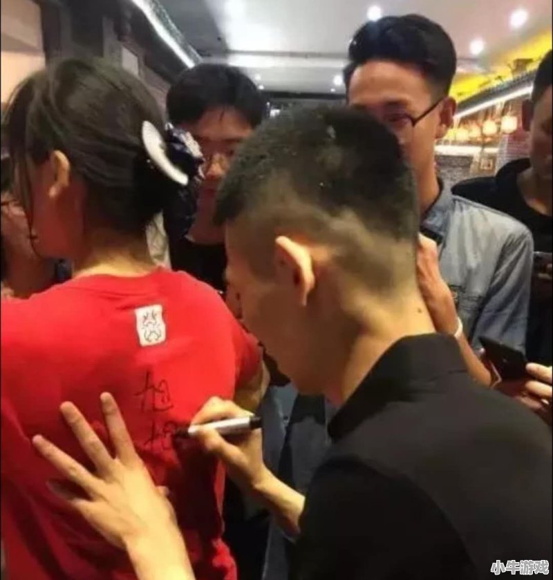 DNF旭旭宝宝户外直播，被女粉丝讨要签名，然而签名手法却让网友们都炸了，你有何看法 - 小牛游戏