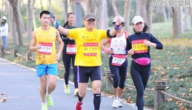对于全国都在疯狂的跑马拉松这种现象，你怎么看