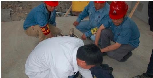 电给我们生活带来便利 不过生活中还是发生触电的情况 遇到触电的人 你怎么处理